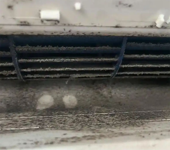 石楼空调吹的风有股烧焦味是怎么回事